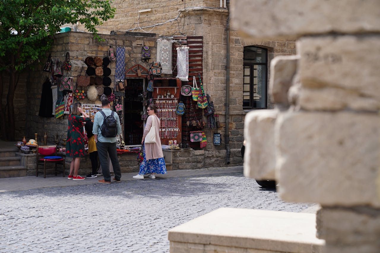 tourists-shopping-at-traditional-market-stall-34035047